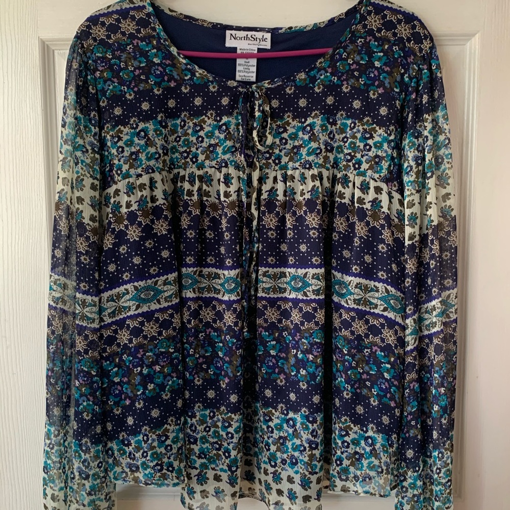 Navy floral patterned NorthStyle l/s top EUC